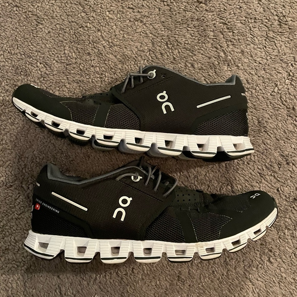 Women’s On Cloud Black White Swiss Engineering Running Shoes Size 8.5
